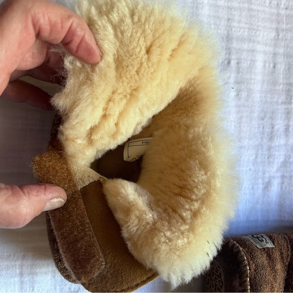 UGG Chestnut Sheepskin Lined Suede Baby Booties Size 2/3 Baby - Picture 12 of 12